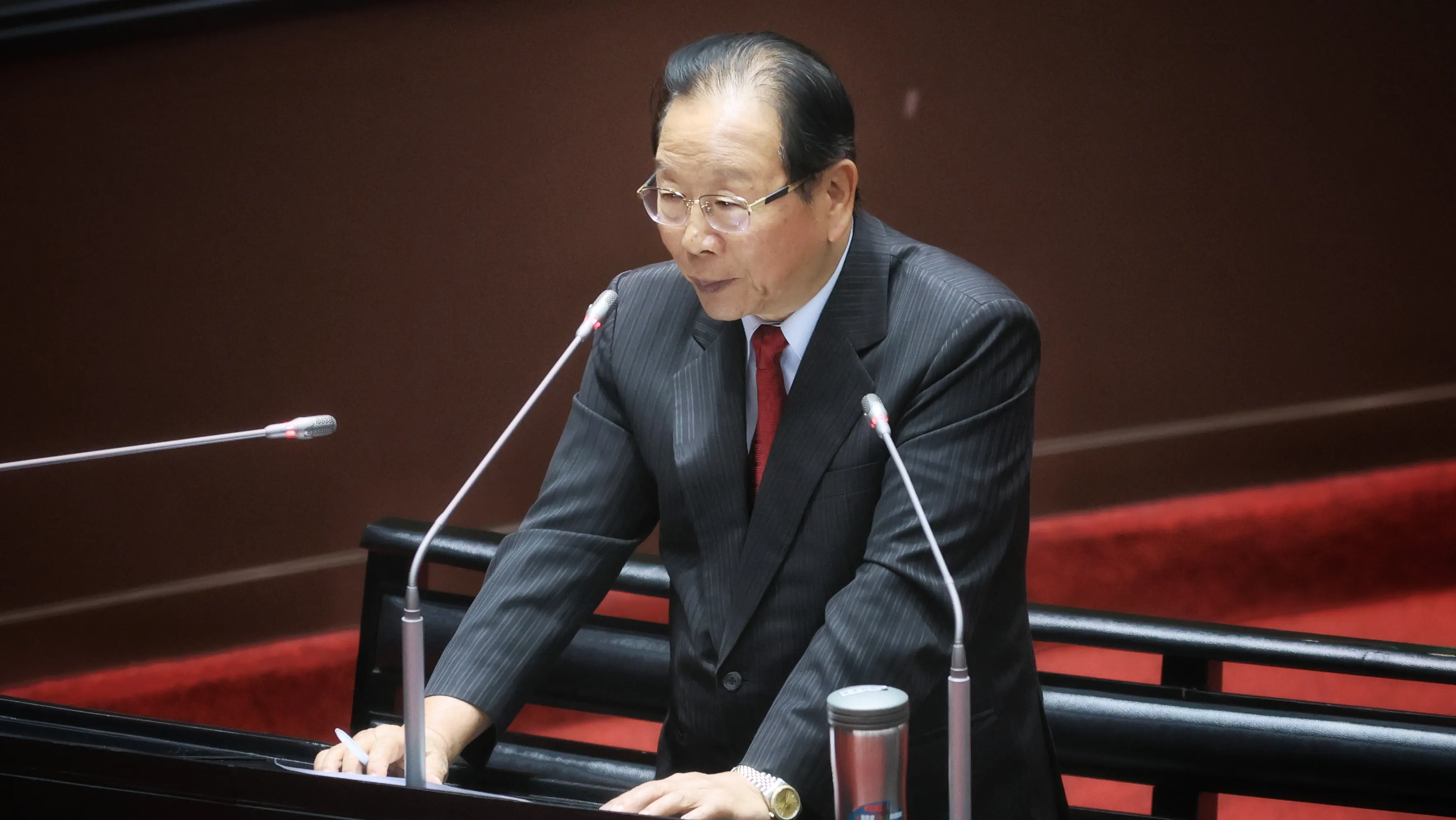 20251111-立法委員林德福氏が11日に立法院で質疑を行った。（柯承惠撮影）