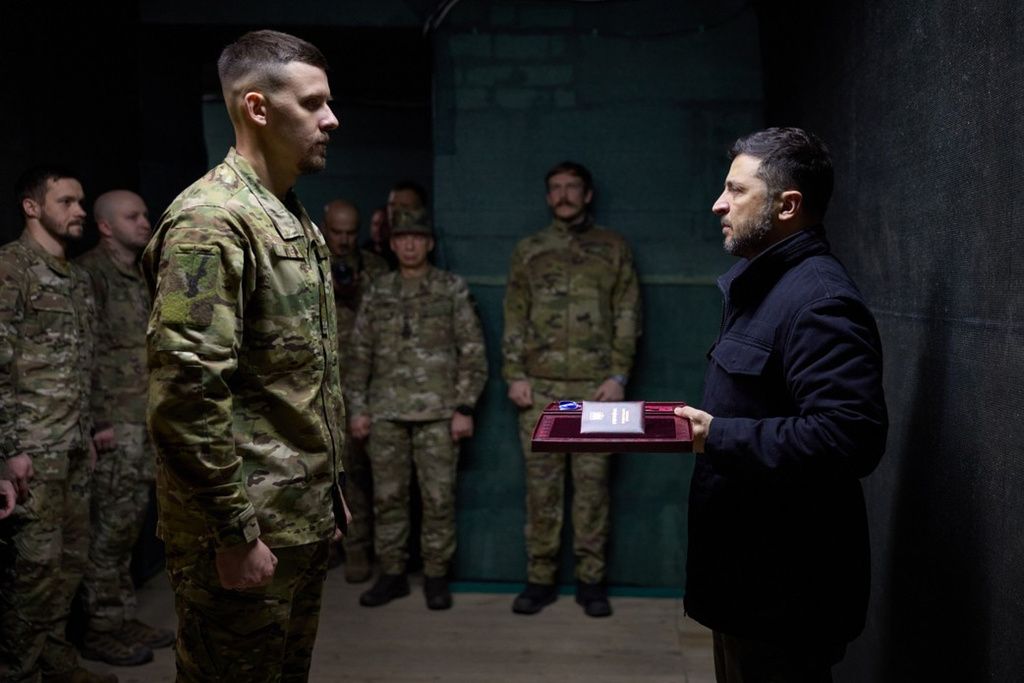 烏克蘭總統澤倫斯基（右）前往烏東紅軍城，贈勳嘉獎當地官兵。（美聯社）