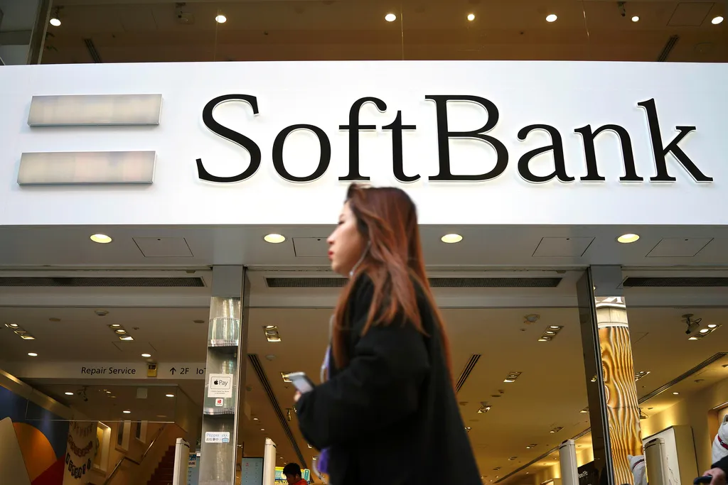 -2020年1月20日。一名女子經過在東京銀座購物區的軟銀（Softbank）商店。（AP）
