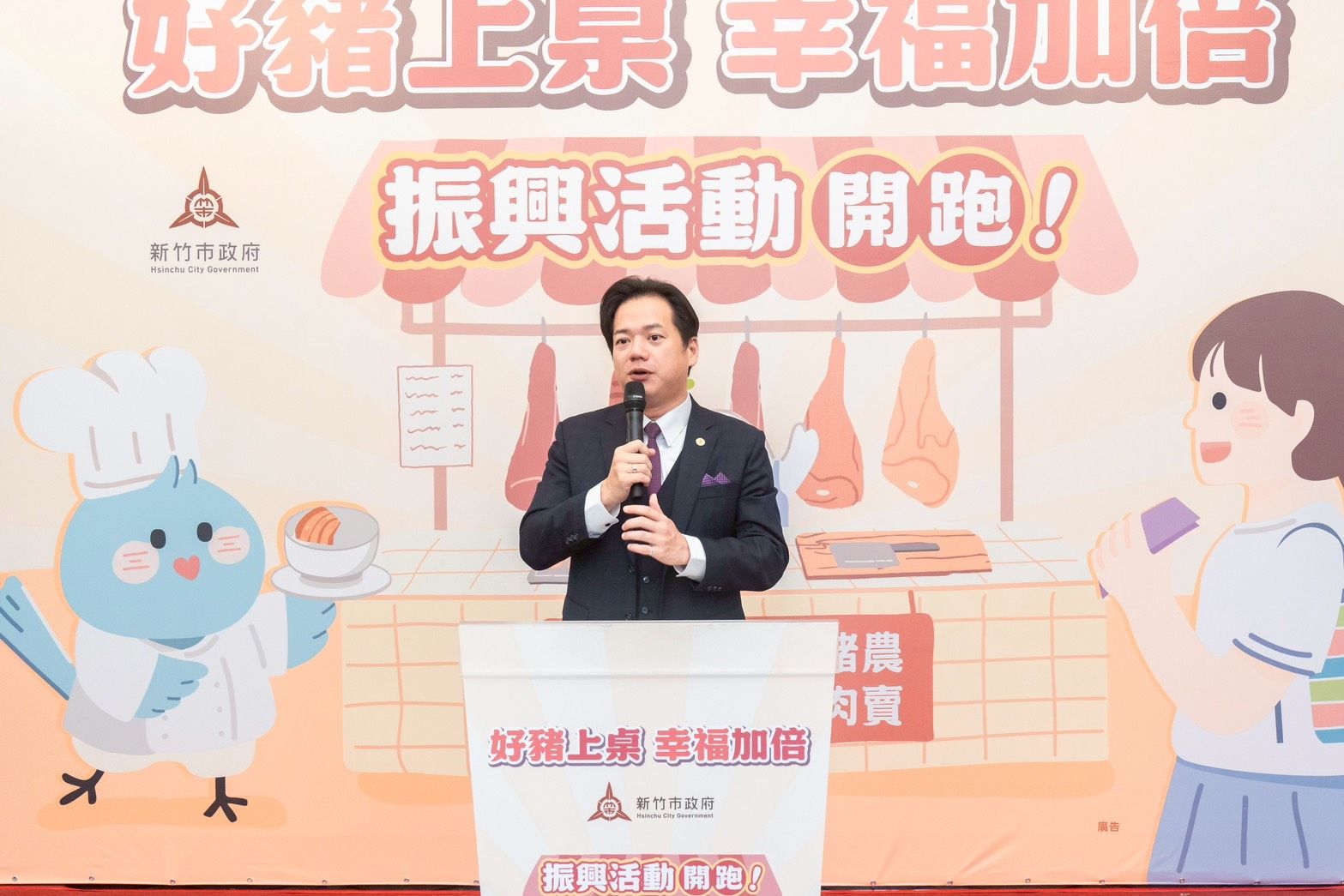 代理市長邱臣遠鼓勵市民大眾走進市場，支持本地養豬業者，讓市場人氣回升。（圖／新竹市政府提供）