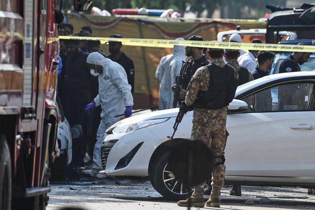 巴基斯坦首都伊斯蘭馬巴德一座法院大樓外，突發自殺炸彈攻擊，造成至少12人死亡。（美聯社）