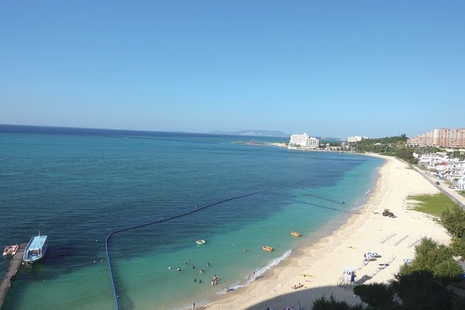 沖繩擁有清澈湛藍的海水與細緻白沙，是親子旅行最受歡迎的目的地。（圖／橙實文化提供）