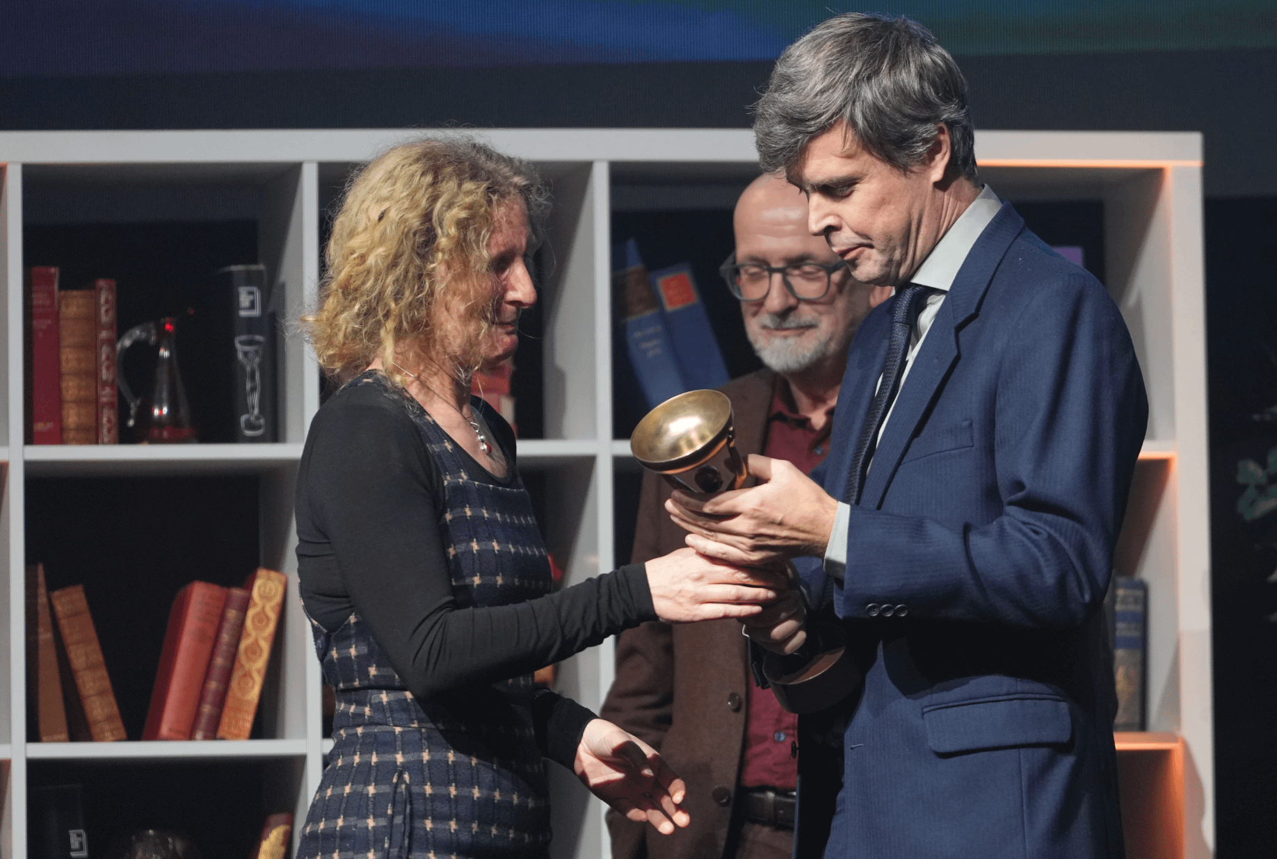 2025年11月10日，匈牙利裔英國作家大衛・索洛埃（David Szalay）憑藉小說《血肉》（Flesh，暫譯）獲英國文壇最高榮譽布克獎（Booker Prize），他從去年得主珊曼莎．哈維（Samantha Harvey）手中接過獎盃。（美聯社）