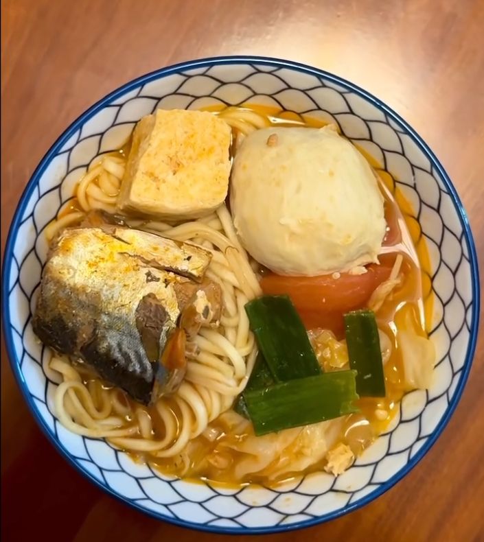 颱風天熱呼呼，酸甜鹹香的颱風麵。（圖／網友授權提供）