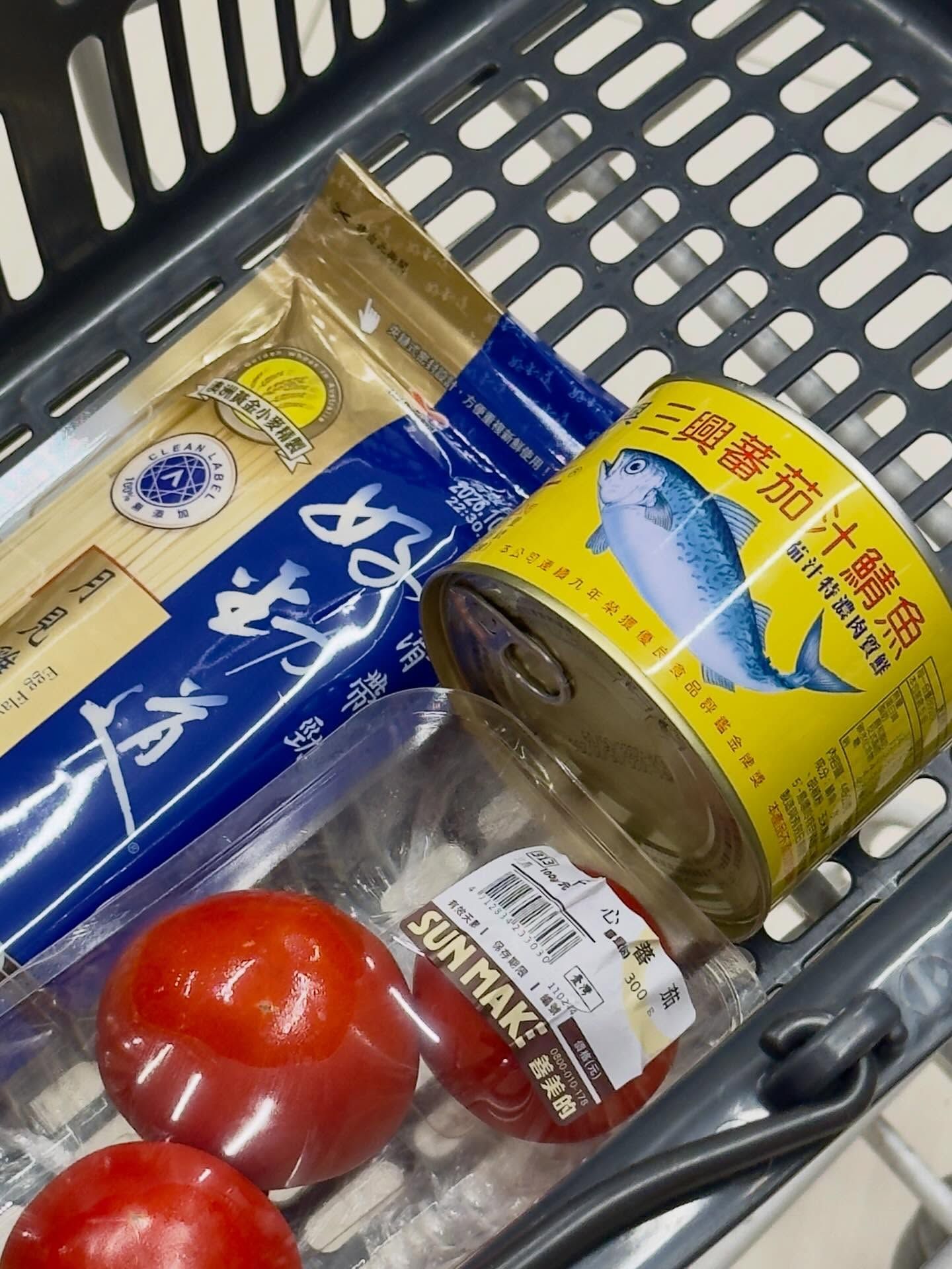 網友前往超市購買颱風麵食材。（圖／網友授權提供）