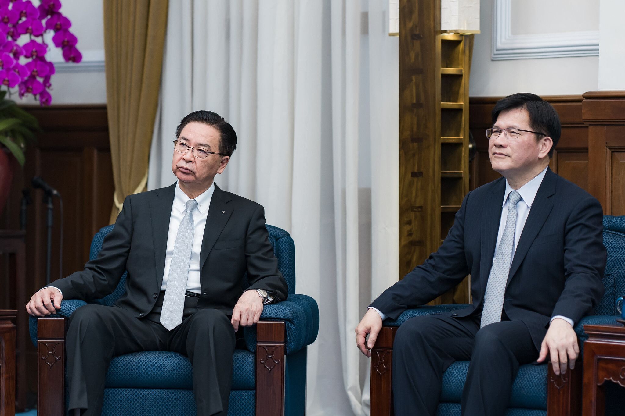 20250418-總統賴清德接見美國聯邦參院外交委員會亞太小組主席瑞克茲訪問團。左為國安會秘書長吳釗燮、右為外交部長林佳龍。（總統府提供）