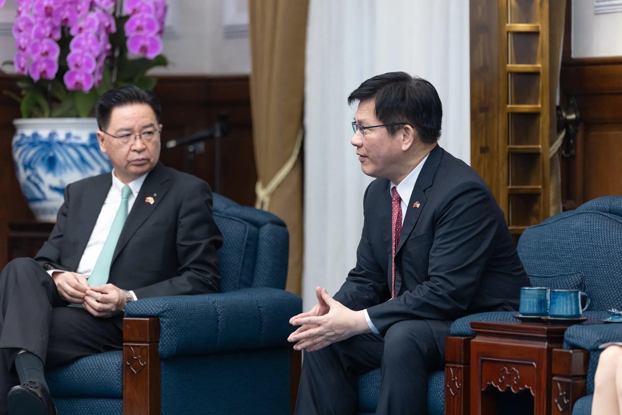 20250616-總統接見美國聯邦眾院國會台灣連線共同主席貝拉訪問團。左起為國安會秘書長吳釗燮、外交部長林佳龍。(總統府提供)