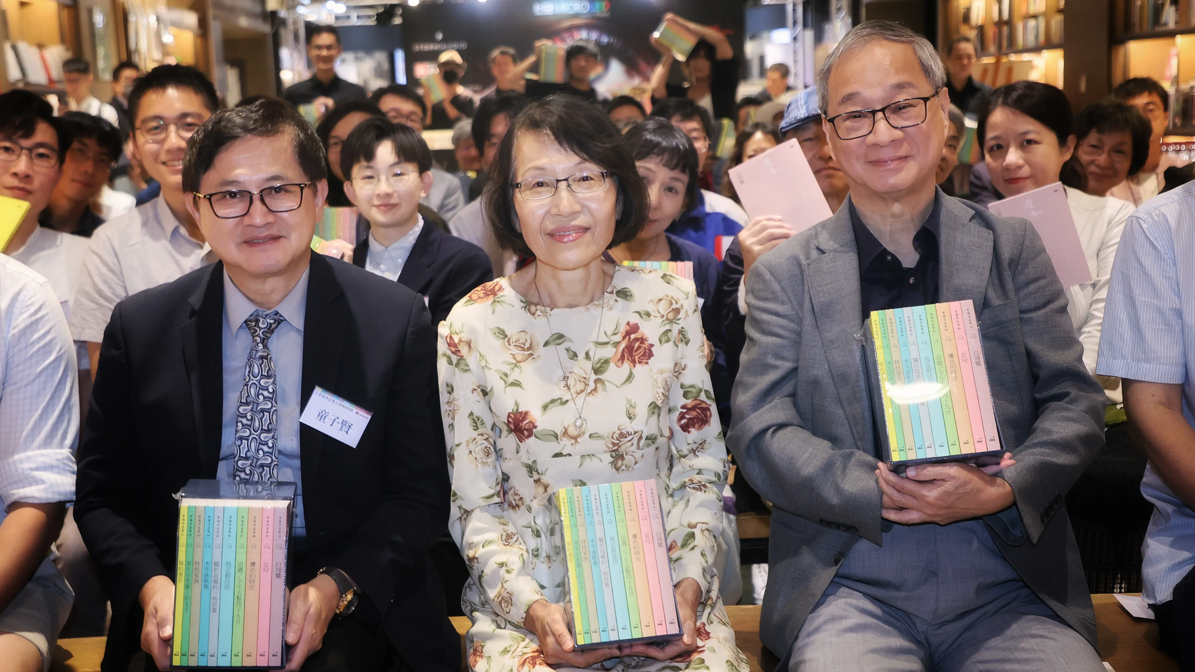 2251112-和碩董事長童子賢（前排左起）、作家零雨、文化部長李遠12日出席《零雨作品集》新書發表會。（柯承惠攝）