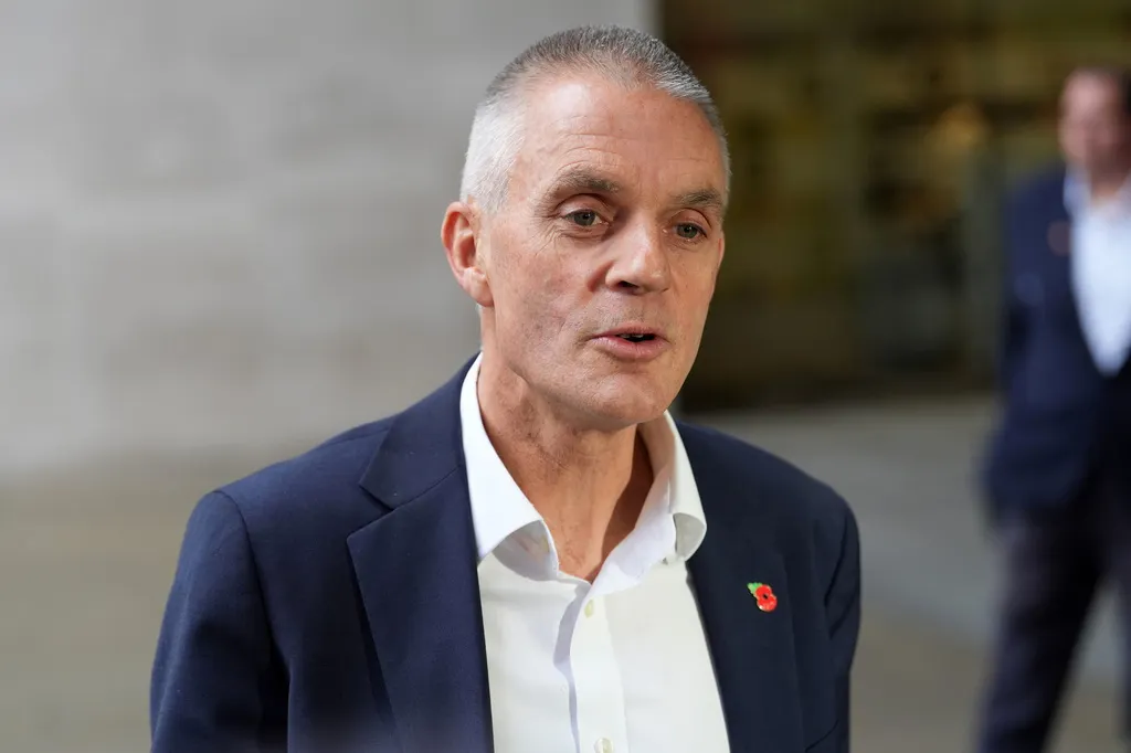 2025年11月10日。即將卸任的BBC總裁戴維（Tim Davie）在倫敦BBC大樓外。（AP）