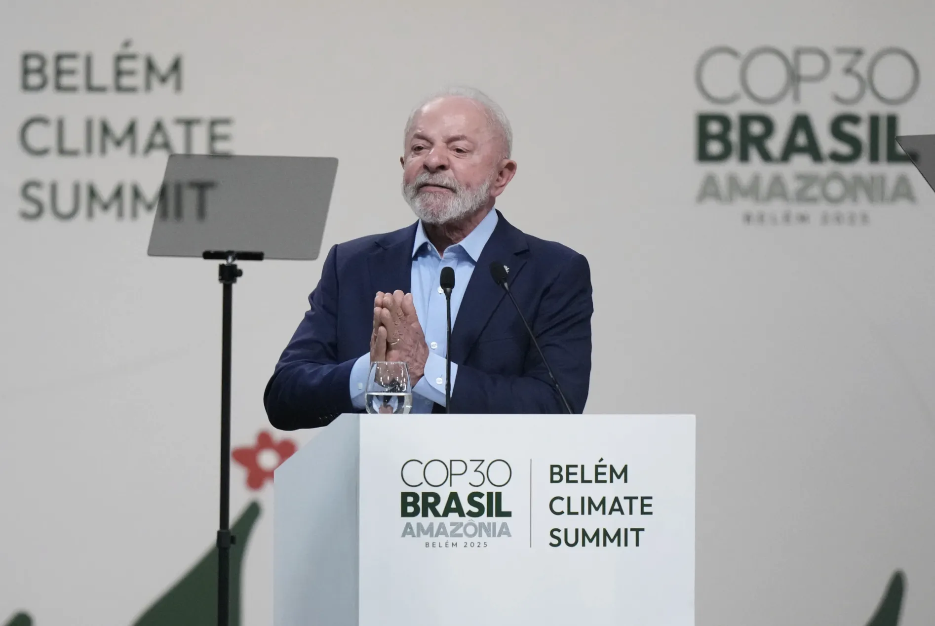 2025年11月6日，巴西總統魯拉（Luiz Inacio Lula da Silva）在巴西亞馬遜河口城市貝倫（Belém）舉行的COP30全體大會上發表演說。（美聯社）