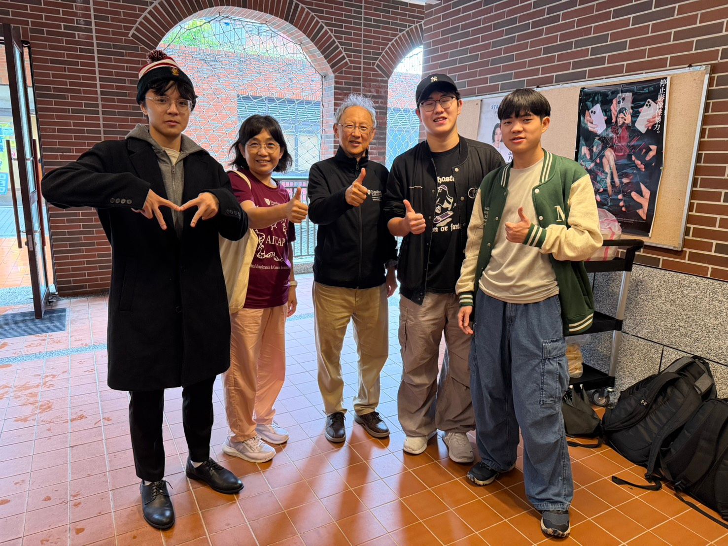 多年來國際處邱美妙組長（左二）帶領馬偕醫大師生下鄉推動營隊服務。（圖／馬偕醫大提供）