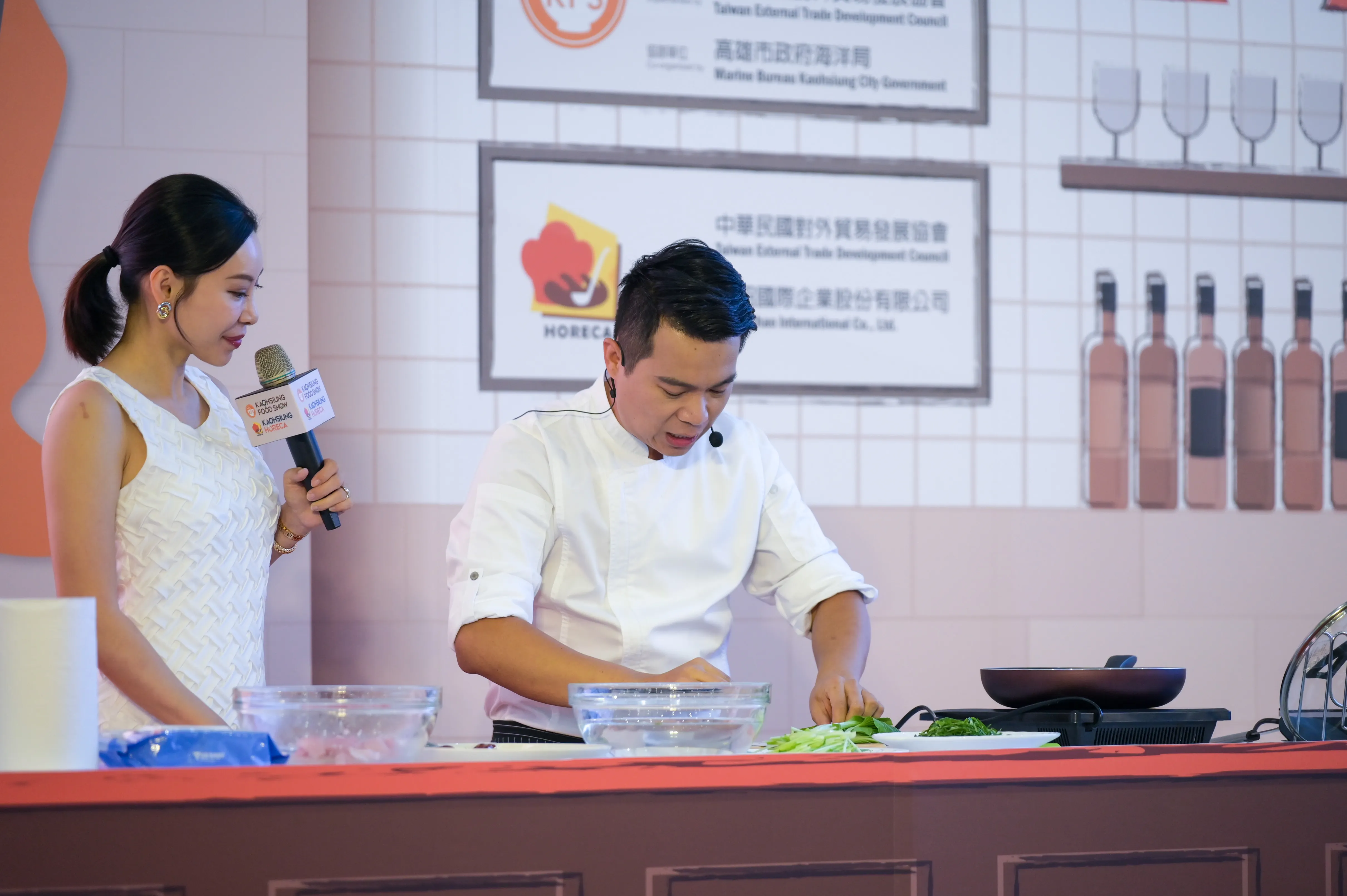 「港都好時光」料理秀邀請國宴主廚阿慶師、型男大主廚張秋永及人氣網紅〈Amy的私人廚房〉接力登場,現場示範多道拿手佳餚。(圖/高雄國際食品展)