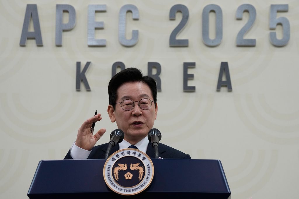 2025年11月1日。韓國總統李在明在韓國慶州舉行的亞太經濟合作組織（APEC）峰會記者會上講話。（AP）
