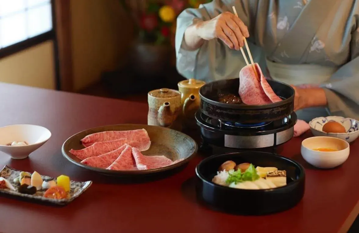  壽喜燒割烹日山。（圖／取自新光三越 台北信義新天地臉書粉專）