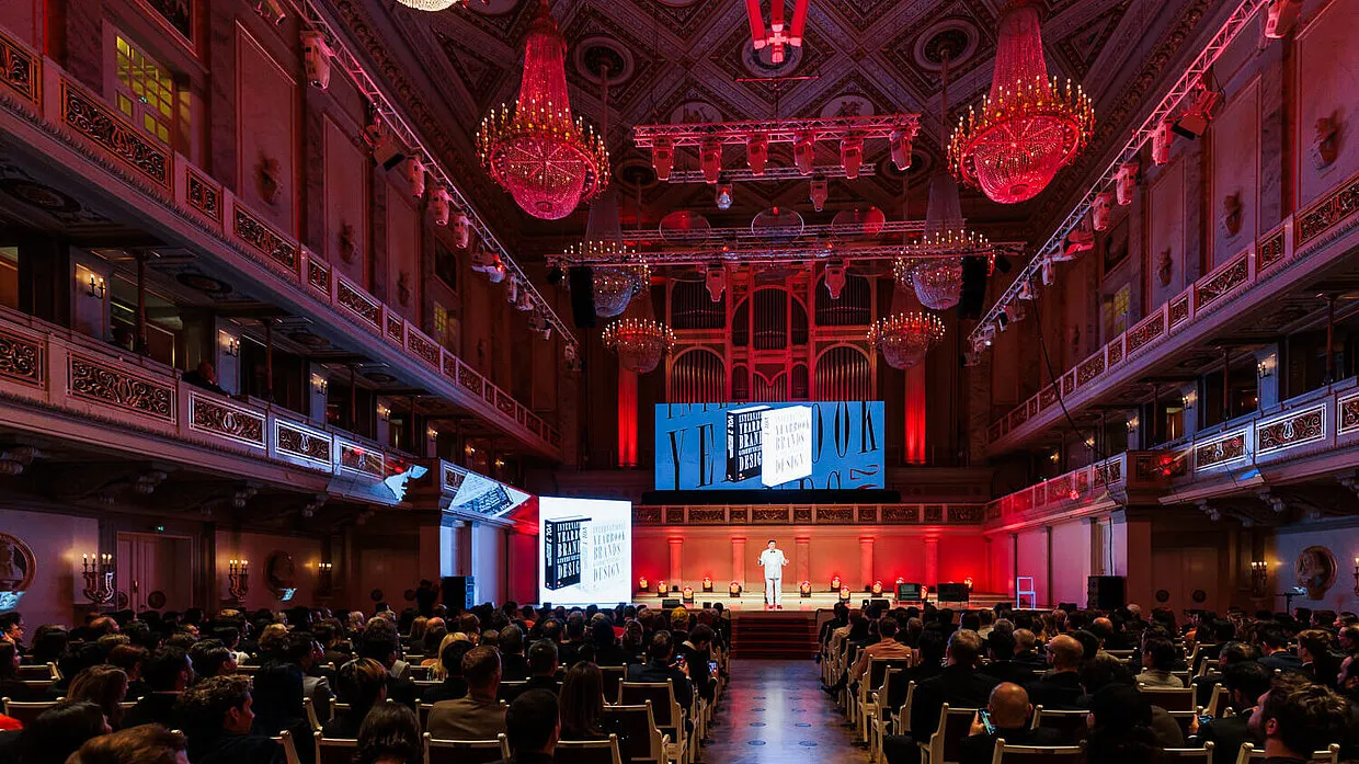 紅點設計獎11月7日於柏林音樂廳舉行頒獎典禮，太魯閣號事故的紀念燈光裝置「永恆的愛與思念」榮獲品牌與傳達設計大獎。（來源：紅點設計獎網站）