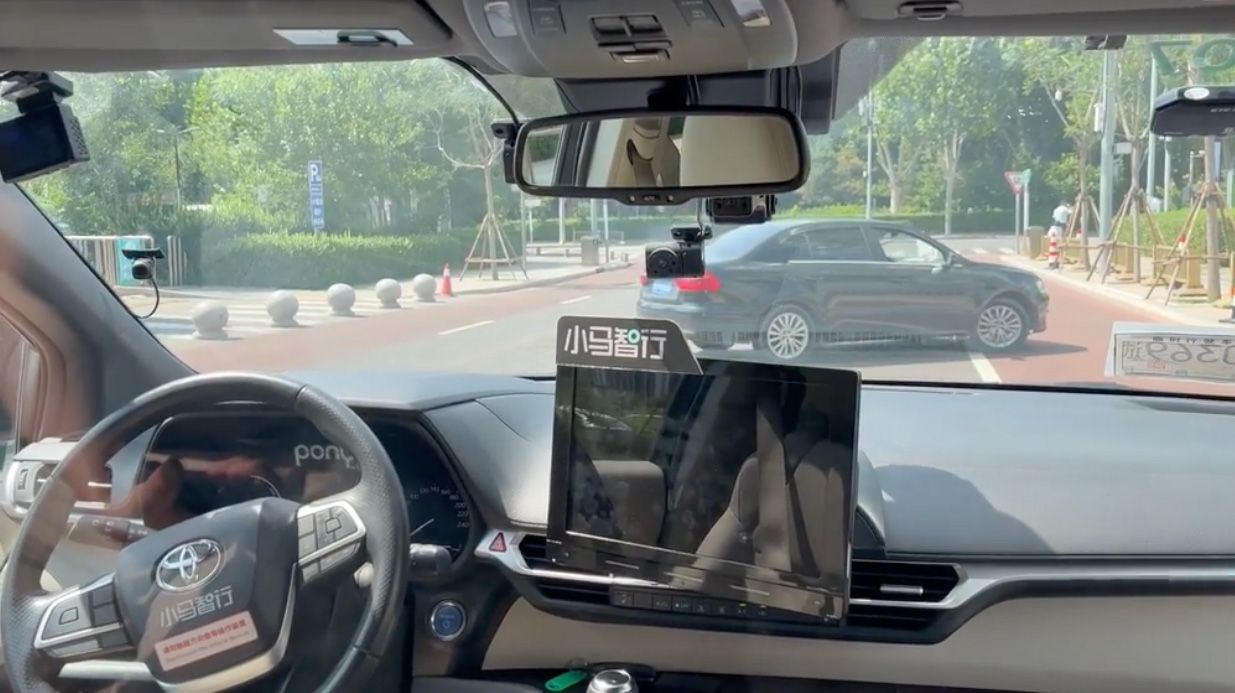 記者乘坐小馬智行無人駕駛出租車穿行於北京的車流中