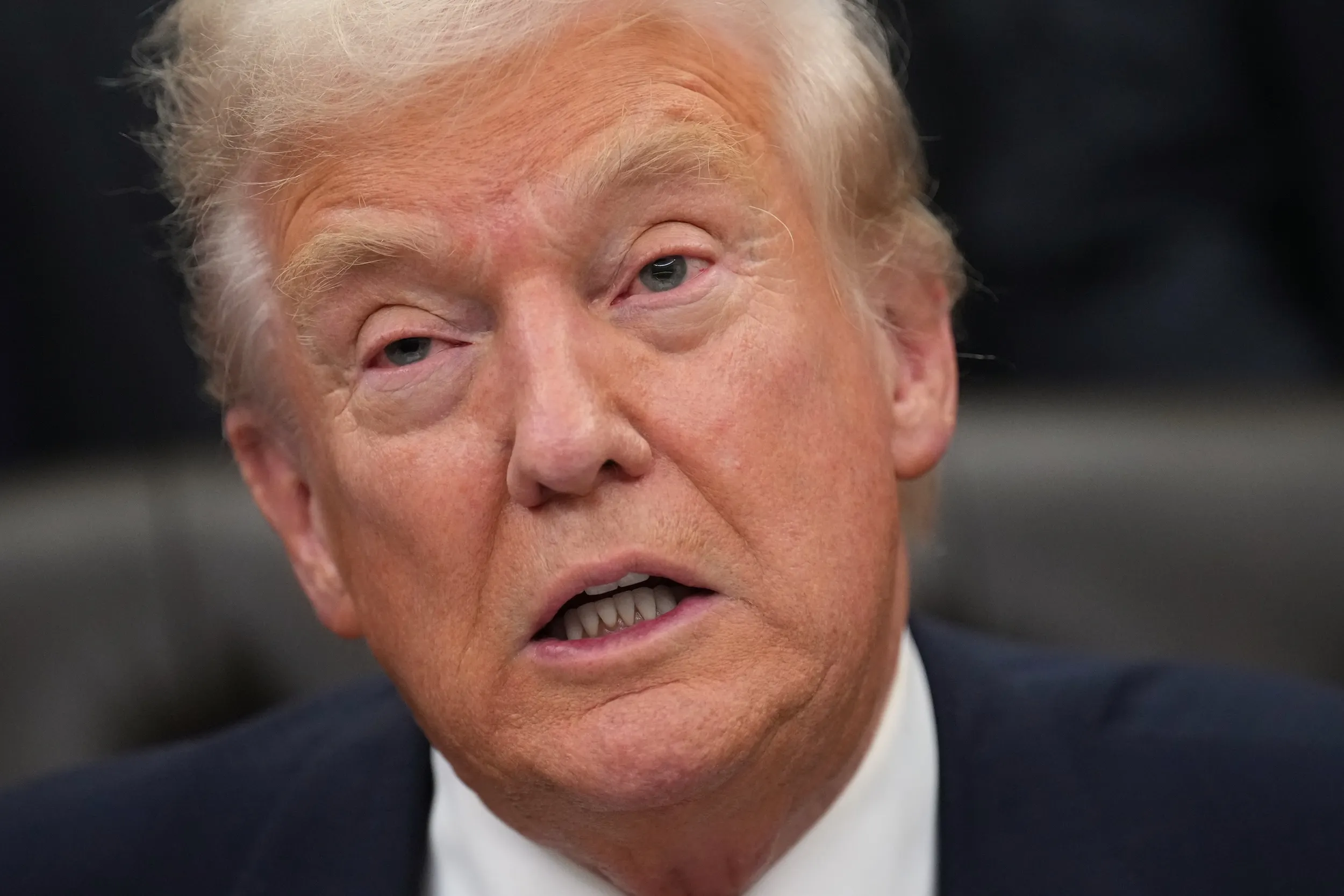 2025年11月12日深夜，美國總統川普在白宮簽署支出法案，結束聯邦政府關門43天的政治鬧劇。（美聯社）