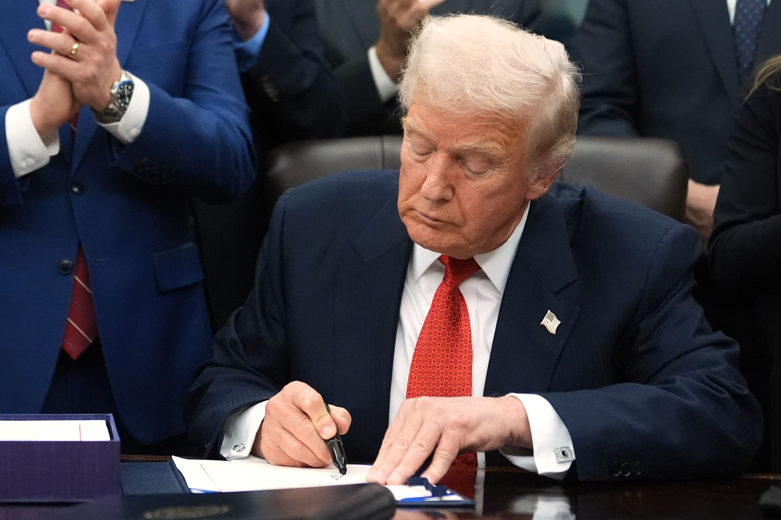 2025年11月12日の深夜、米国大統領トランプ氏はホワイトハウスで支出法案に署名し、連邦政府閉鎖43日間の政治劇が終結。（美聯社）