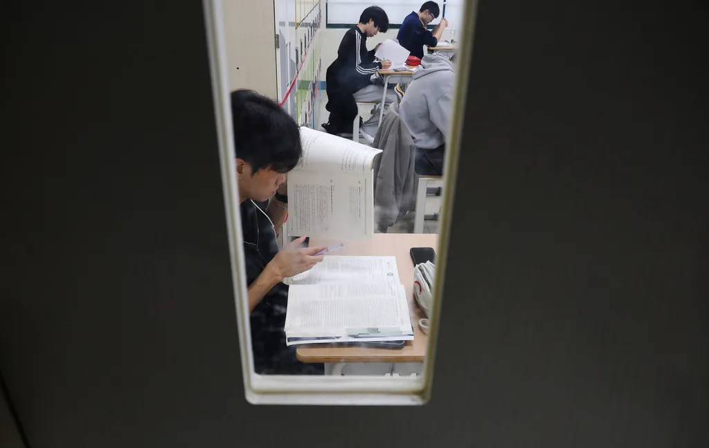 南韓大學入學考試13日登場，今年共有55萬學生參加，再次啟動飛機禁飛令。（美聯社）