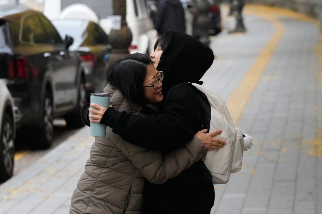 南韓大學入學考試13日登場，今年共有55萬學生參加。（美聯社）