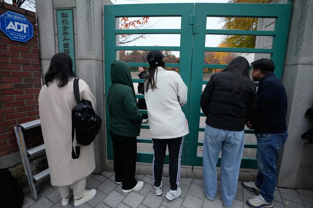 南韓大學入學考試13日登場，今年共有55萬學生參加。（美聯社）