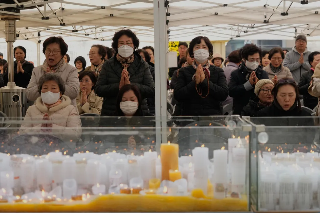 南韓大學入學考試13日登場，大批家長在考試期間前往佛寺替孩子祈福。（美聯社）