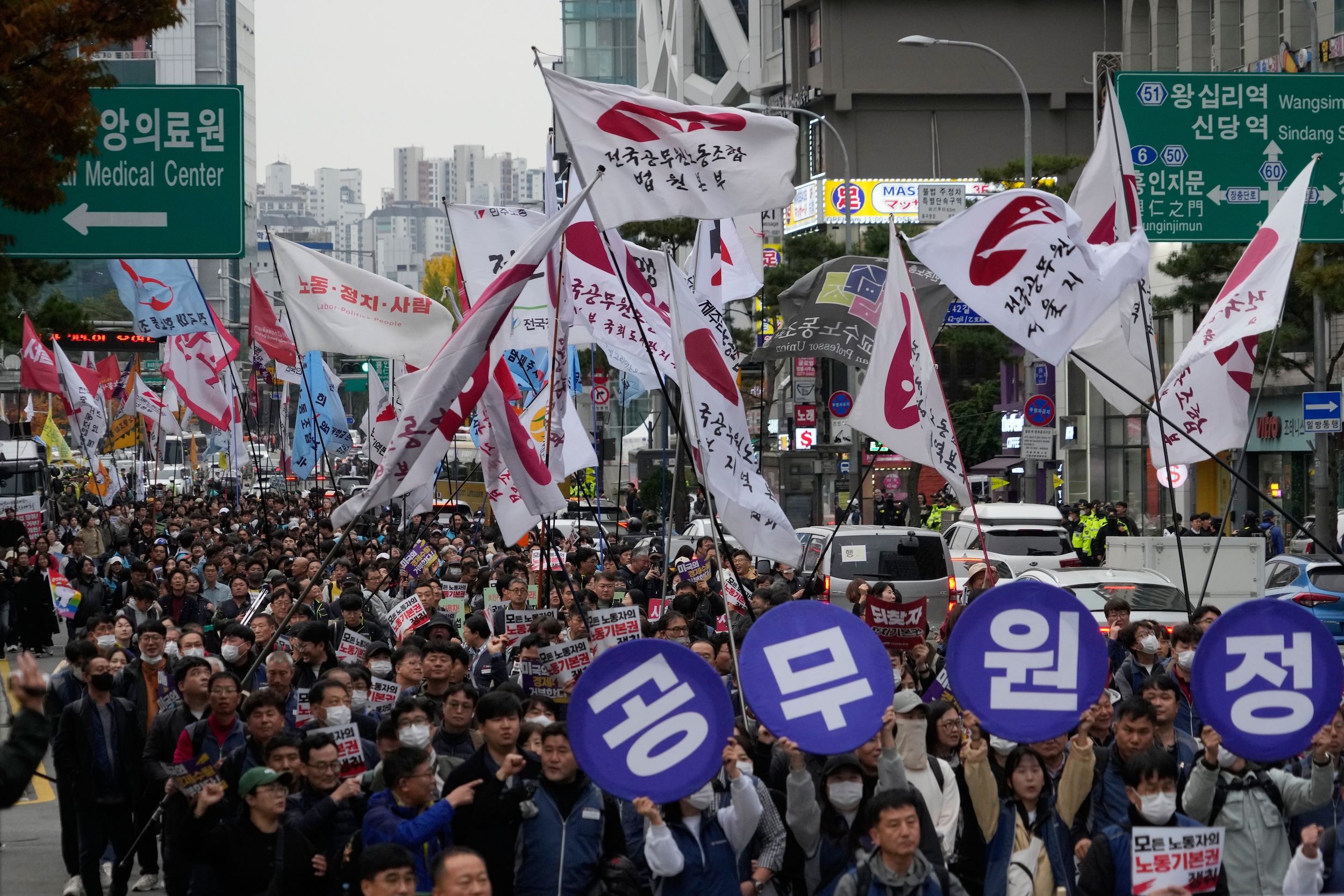 2025年11月8日，韓國工會抗議政府的勞工政策與美國關稅政策。 示威。遊行。（美聯社）