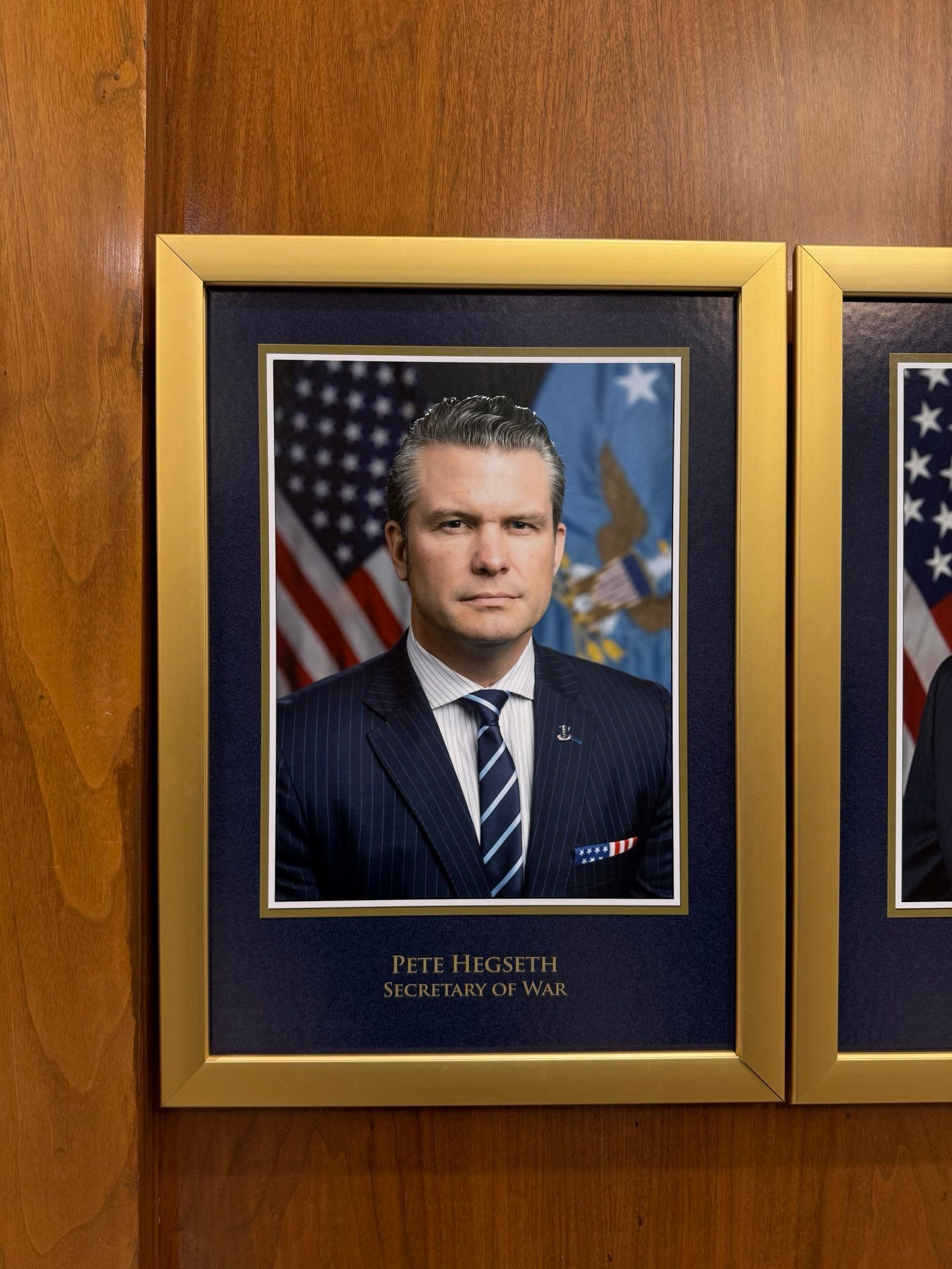 トランプ大統領の行政命令後、ヘグセットはすぐに職称を「戦争部長」と改称した。（スクリーンショット）