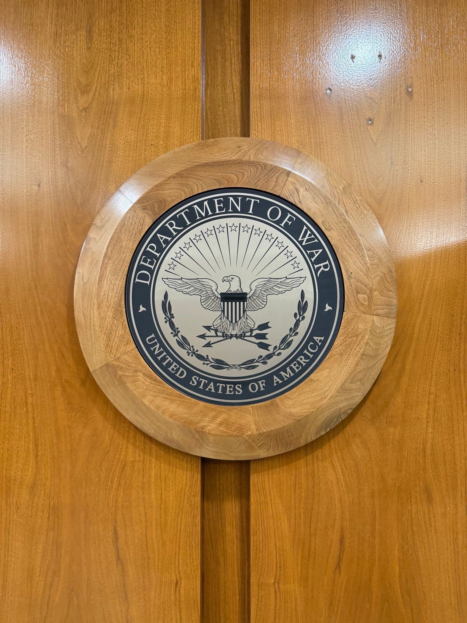 トランプ大統領の行政命令署名後、ヘグセットはすぐに自らのオフィスのエンブレムを「戦争総省」と改称した。（スクリーンショット）