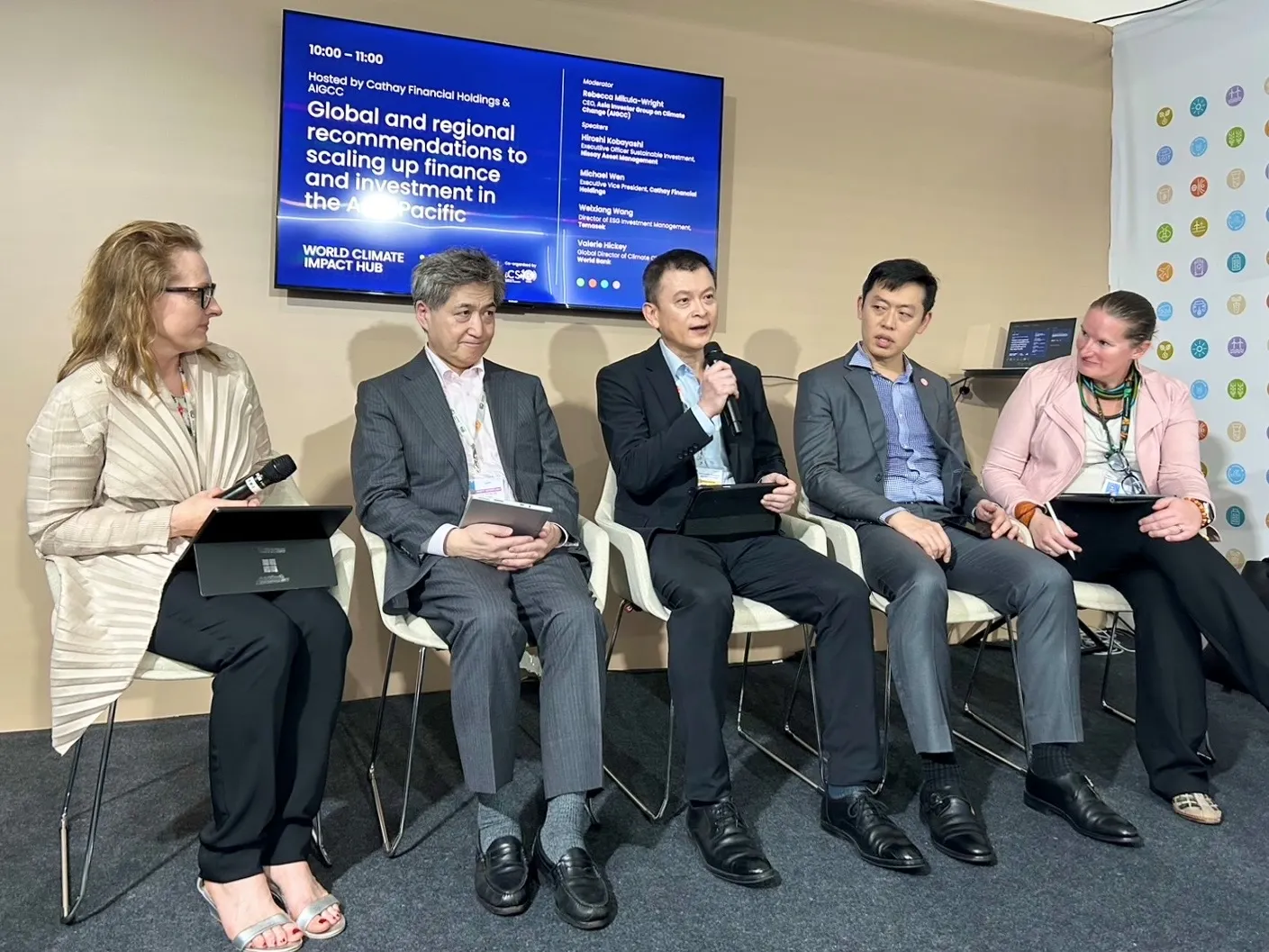 國泰世華銀行副總經理温珍瀚（圖中）親赴貝倫COP30藍區擔任與談人，針對亞太能源轉型，呼籲公私協力及賦能中小企業。（圖／國泰金控提供）