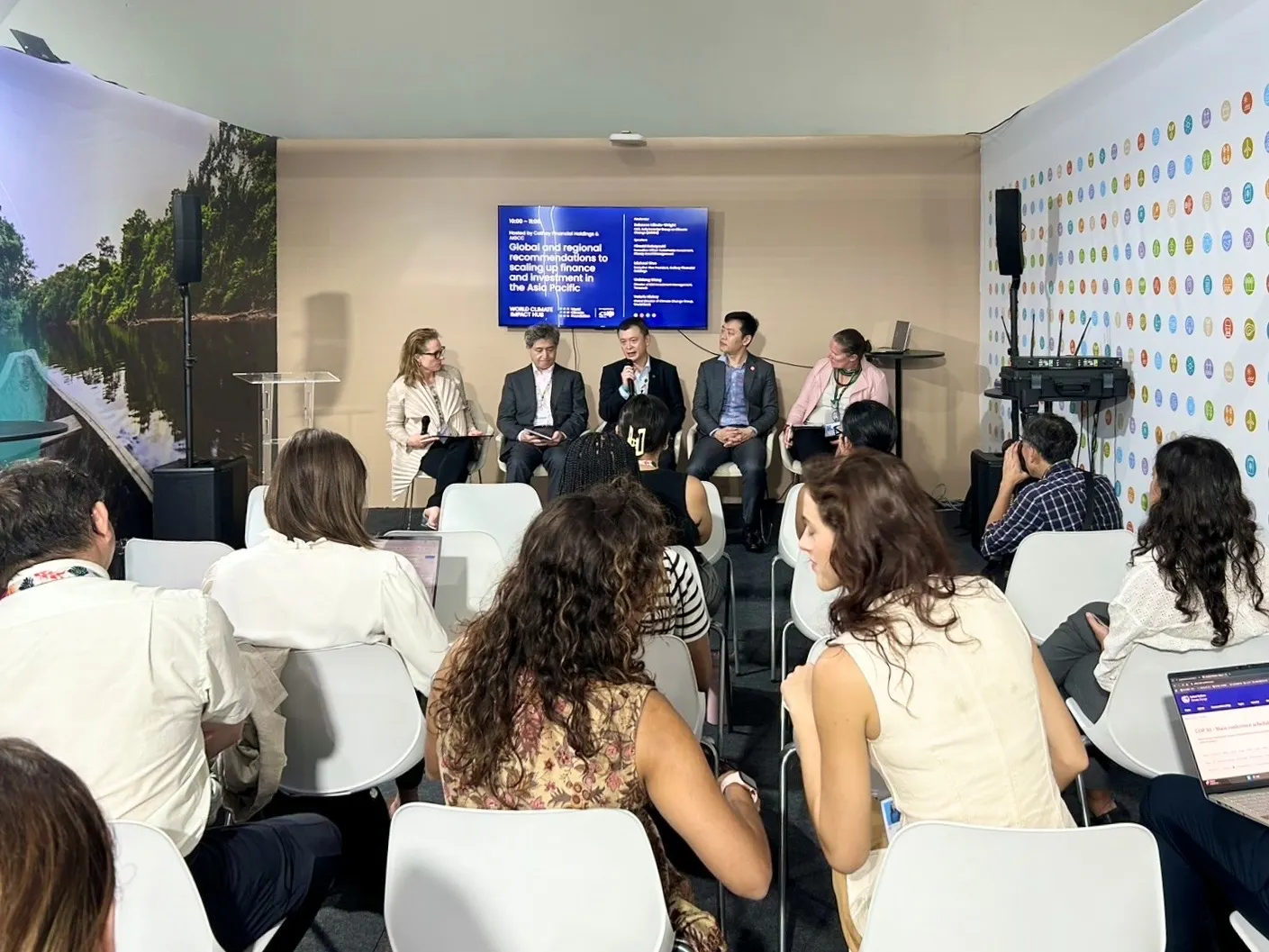 國泰金控三度前進COP30藍區，首度擴大規模，攜手亞洲投資人氣候變遷聯盟及世界氣候基金會共同主辦「亞洲氣候金融會議」，以全球與區域視角探討擴大亞太氣候金融投資規模。（圖／國泰金控提供）