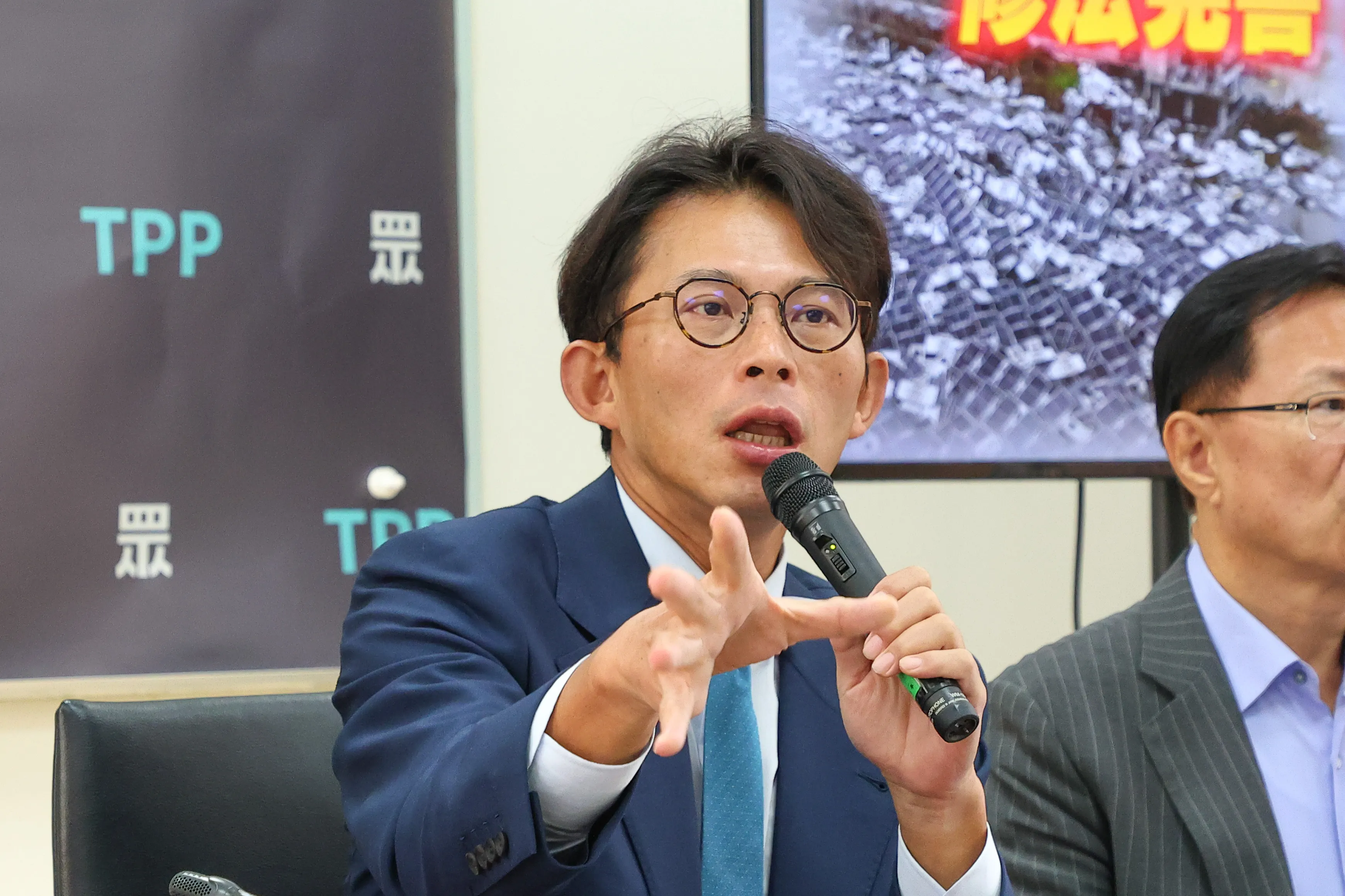 20251114-民眾黨総召の黃国昌14日開環境影響評価法、内政部組織法等改正法案院会表決前記者会見。（顏麟宇攝）