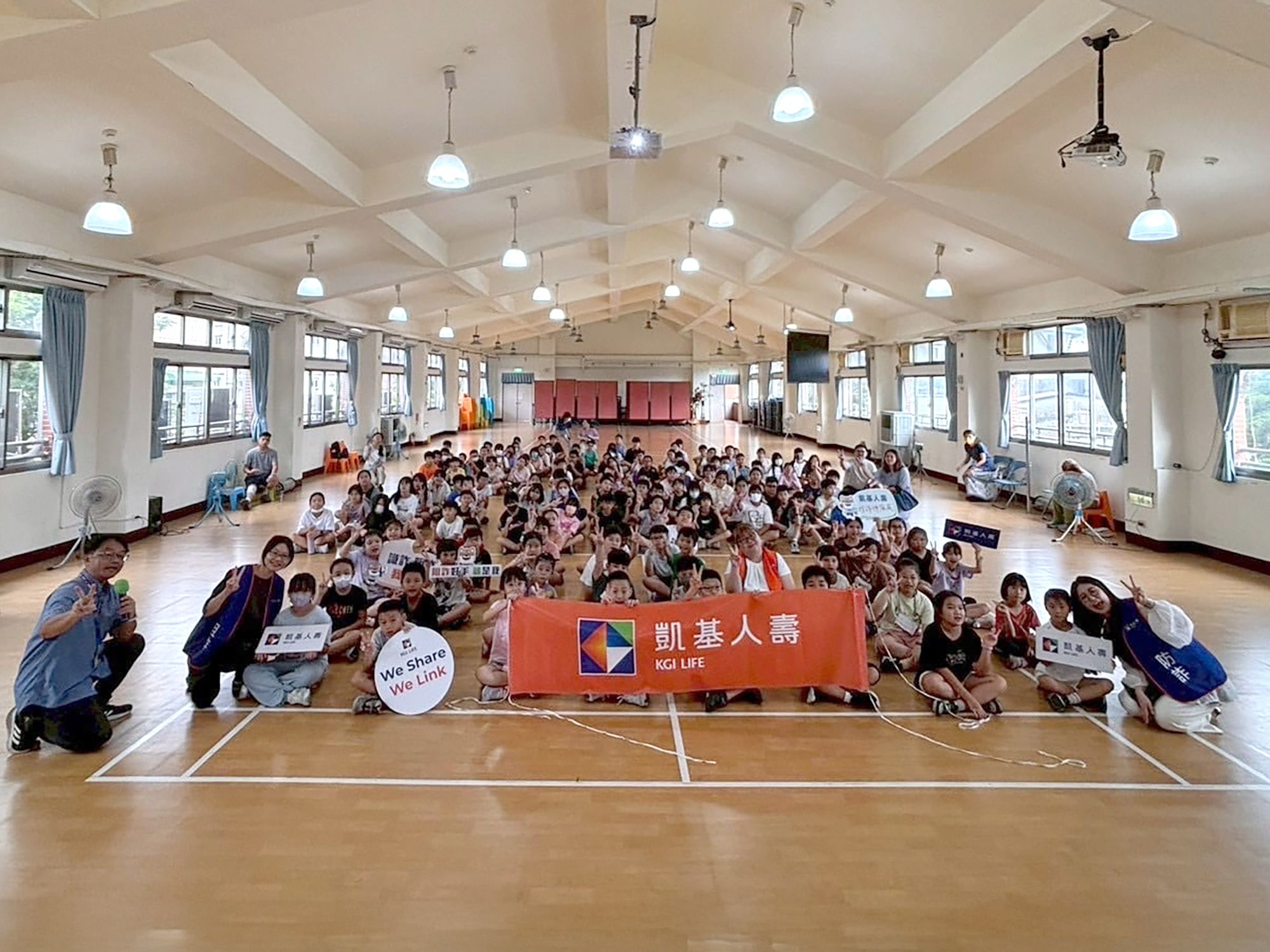 凱基人壽防詐大使前進新北金山國小，以詐騙情境與學童互動，引導學童將求證與通報化為日常習慣。