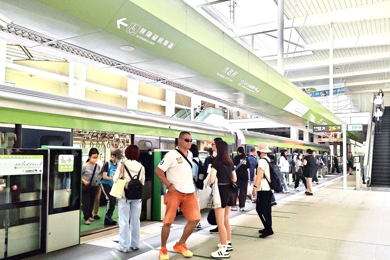 購買台中Go時數型套票，效期內可無限次搭乘台中捷運與台中市區公車，方便到台中的遊客以更便捷的方式體驗城市魅力。(圖/台中市政府新聞局)