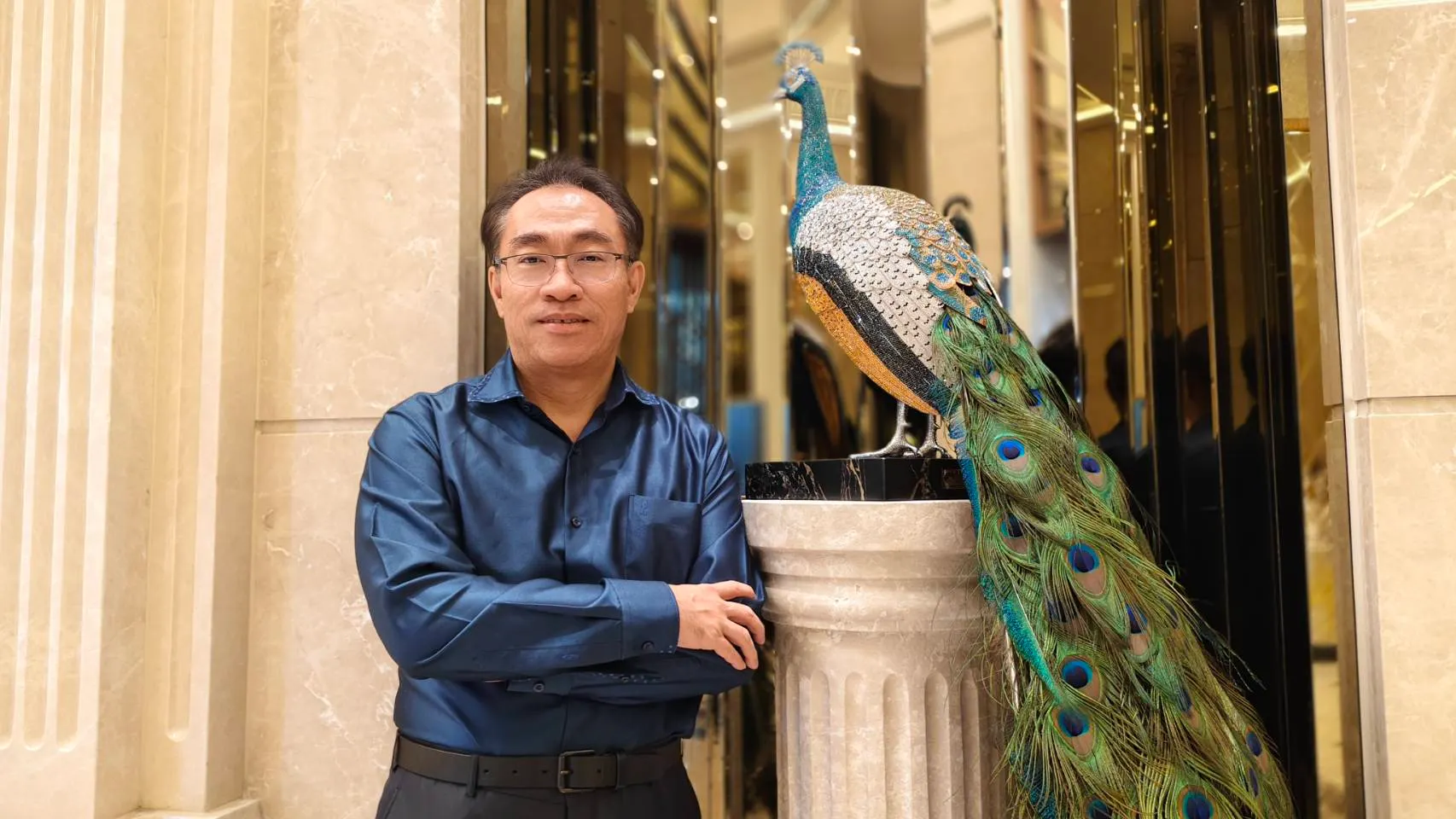 張祐銘強調，Swarovski 孔雀、蝴蝶、水晶吊燈、名畫與藝術品都陳列在大庭中，更顯時尚貴氣。（圖/徐炳文攝）