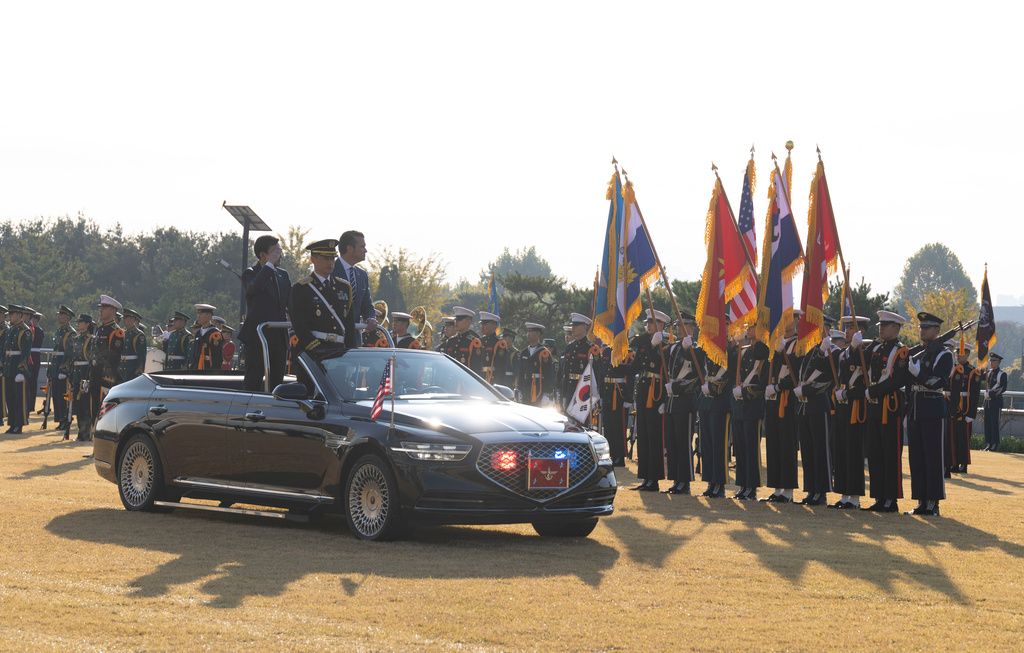 美國國防部長赫格塞斯與南韓防長一起校閱駐韓美軍。(美聯社)