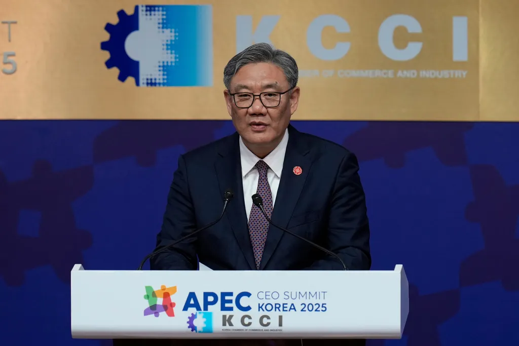 中國商務部部長王文濤出席韓國慶州APEC會議。（美聯社）