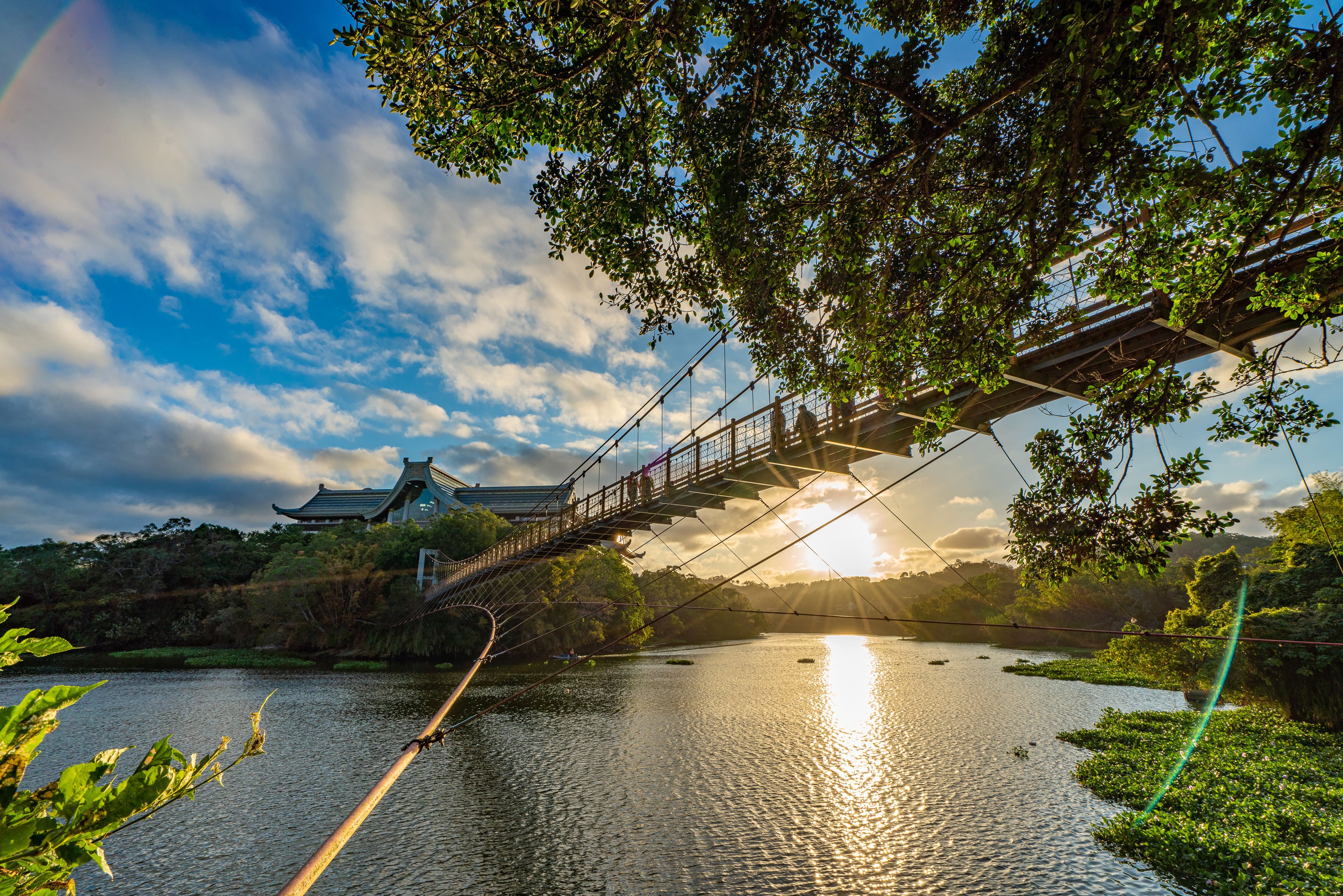「峨眉湖」則以優美的湖光山色與環湖步道聞名，湖畔的彌勒大佛、富興老街及環湖咖啡景觀業者共同形塑出「漫遊樂活」的旅遊形象。（圖／新竹縣政府提供）