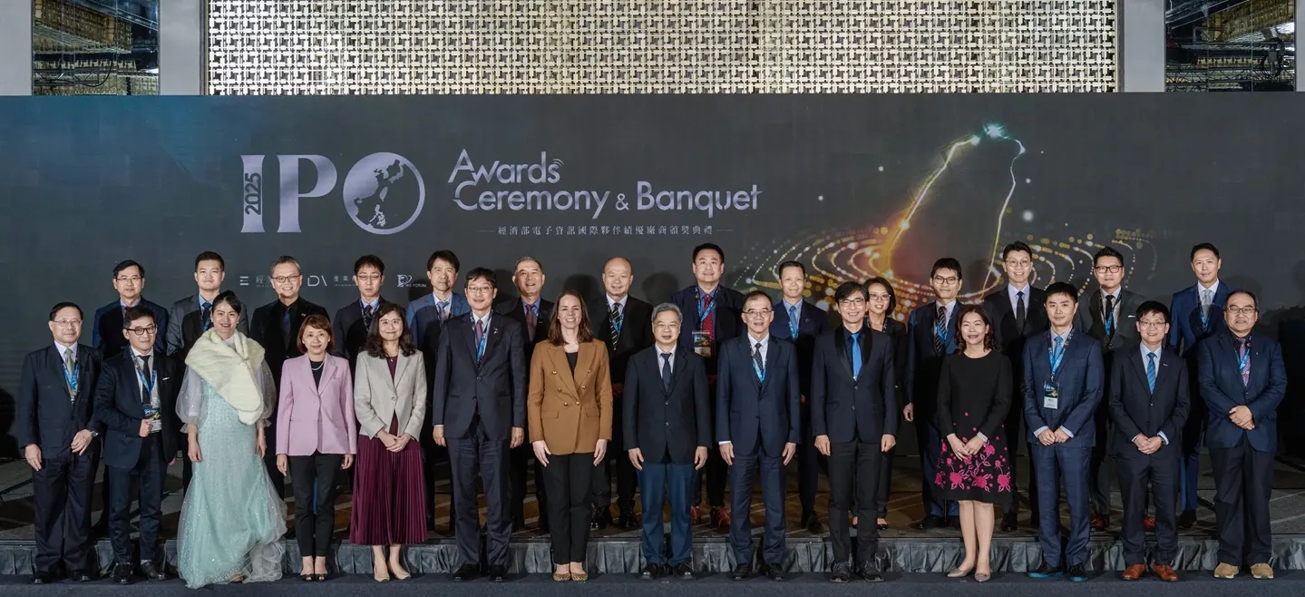 經濟部舉辦「2025經濟部電子資訊國際夥伴績優廠商頒獎典禮」，經濟部長龔明鑫與得獎廠商合影。（圖／經濟部提供）