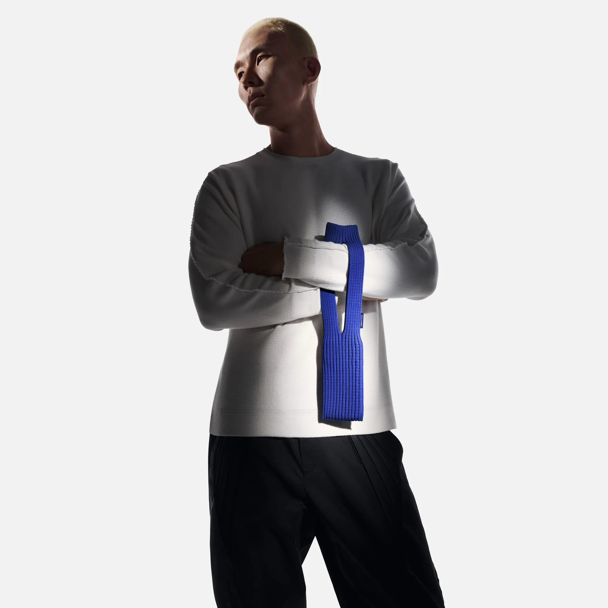 蘋果與三宅一生合作推出「iPhone Pocket」的手機背帶。（翻攝自APPLE官網）