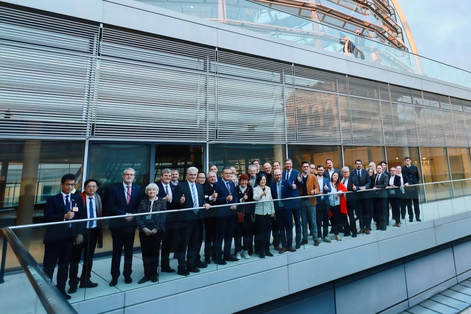 20251114-前總統蔡英文於德國國會與友我議員合影。（外交部提供）