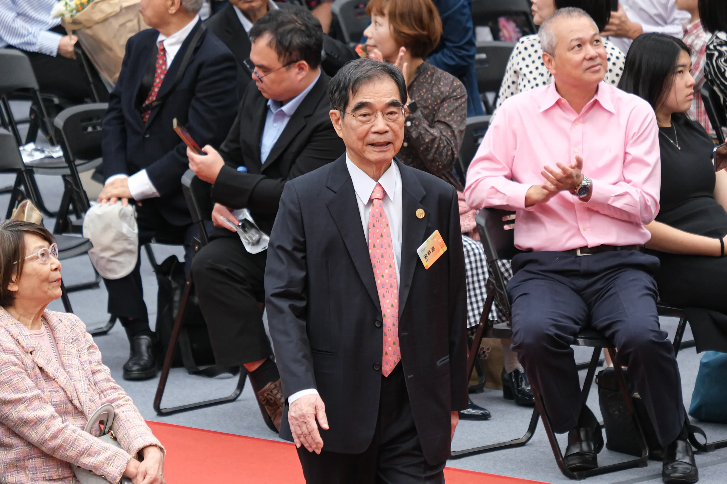 20251115-國立台灣大學15日於台大綜合體育館舉行創校97年校慶慶祝大會，圖為獲頒名譽博士學位的光寶科技創辦人暨董事長宋恭源。（劉偉宏攝）