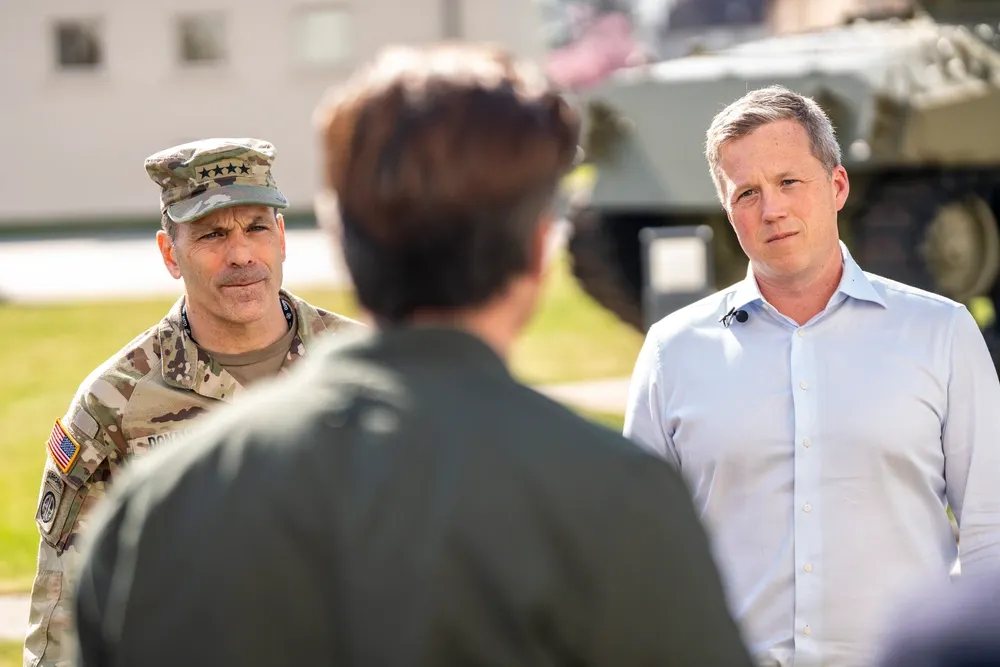 美國陸軍部長德里斯科爾（右）拜訪軍方駐紮德國的基地。（翻攝自DVIDS系統）