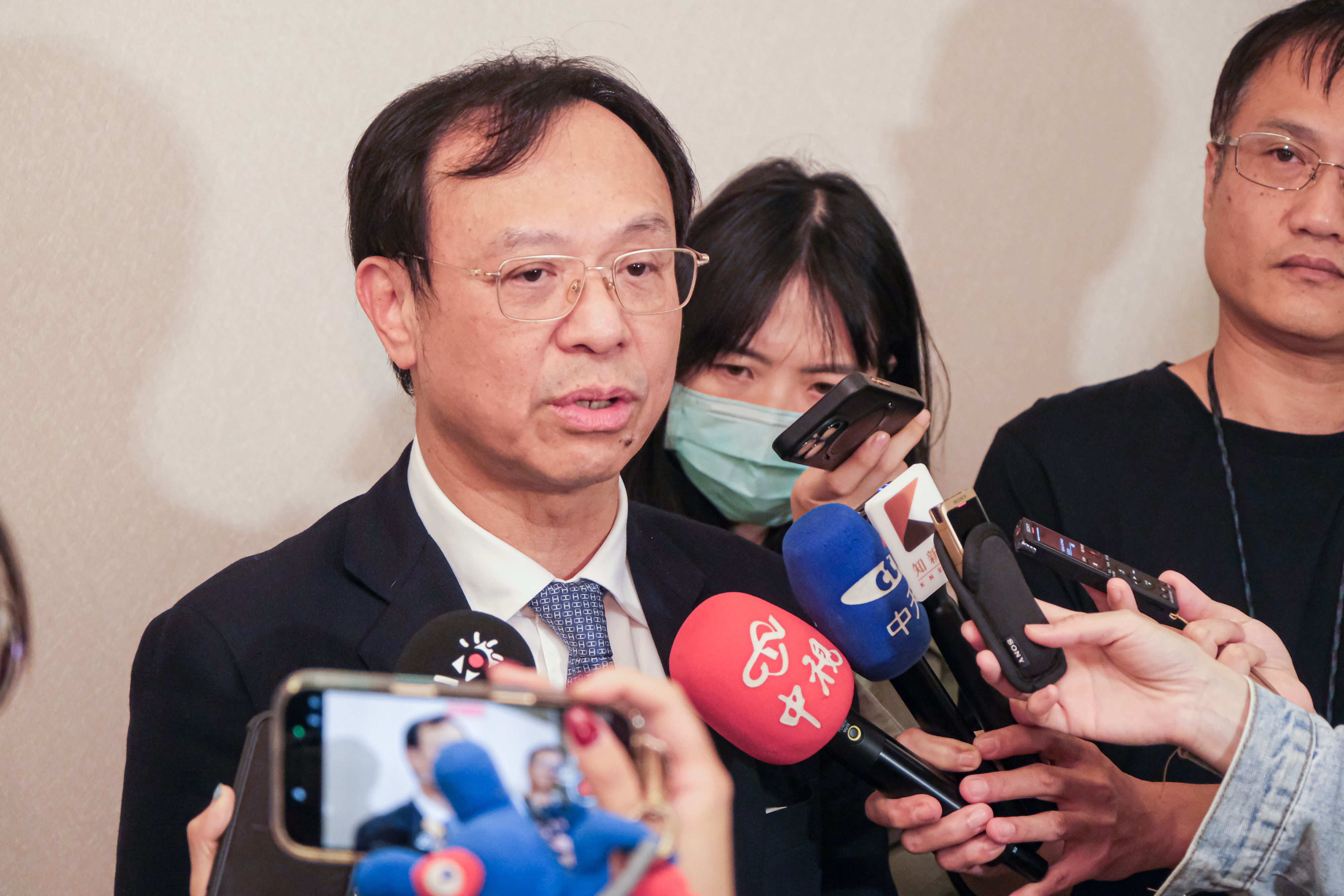 20251115-2025罕見疾病獎學金頒獎典禮15日於台北福華飯店舉辦，圖為衛福部長石崇良（左）受訪情形。（劉偉宏攝）