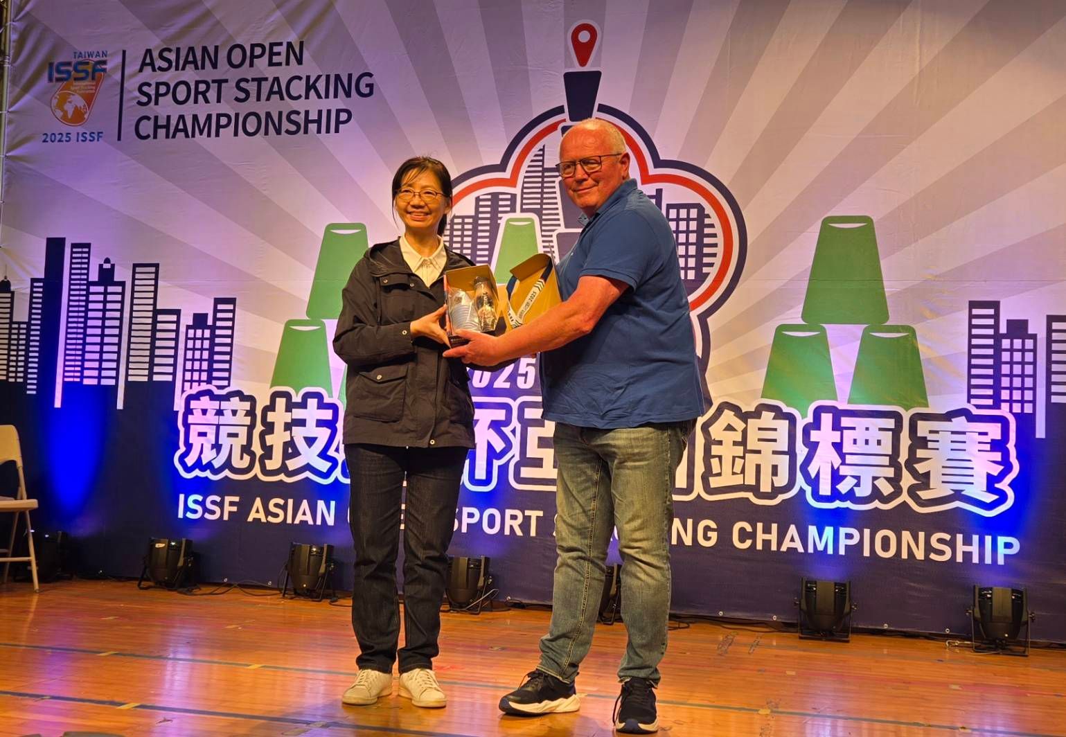 竹市府秘書長張治祥（左）代表致贈紀念品予德籍競技疊杯運動總會副會長André Ferdinand Balz。（圖／方詠騰攝）