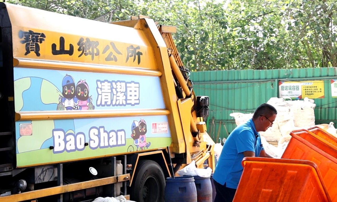 寶山鄉清潔隊車輛換上新裝，結合吉祥物「寶寶嘎」與「藍寶嘎」的可愛造型，可愛又療癒。（圖／寶山鄉公所提供）