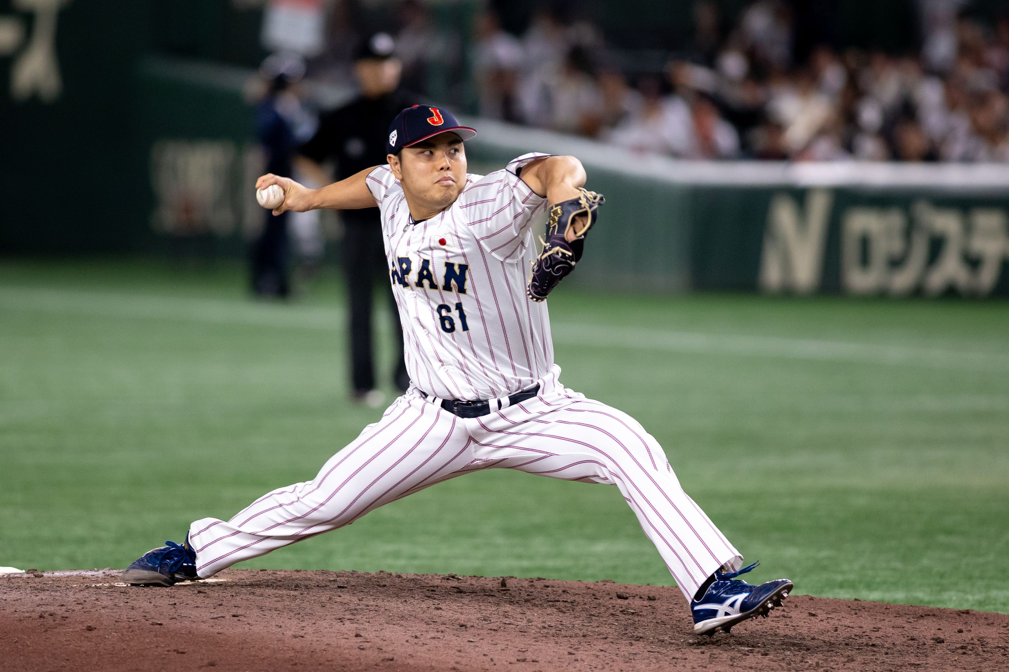 日本は韓国との強化試合で11―4と快勝し、岸田行倫の代打3ランが勝負を分けた。丁勤紜