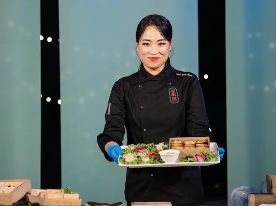 明星主廚鄭智善現場製作「香豆腐夾心堡」給來賓品嘗。（圖／桃園市政府觀旅局提供）