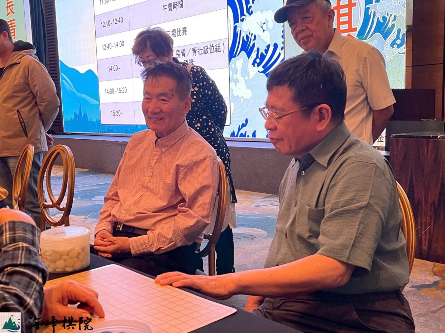 林海峰名譽天元(左)專程從日本返台出席。(海峰棋院)