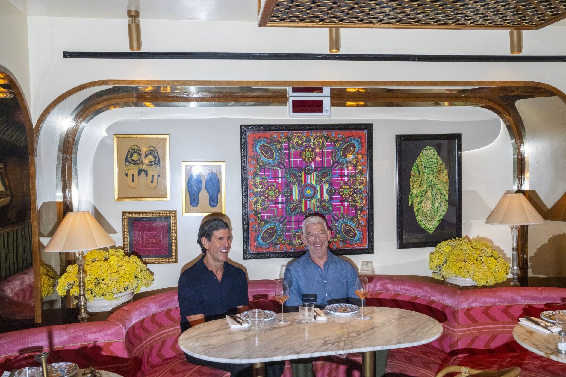 里奇·羅斯（左）和他的丈夫亞當·桑德森被米蘭豐富的餐飲選擇、蓬勃的藝術氛圍和國際氣息所吸引而移居至此。圖為兩人在當地的意大利餐廳Gloria Osteria。（華爾街日報）